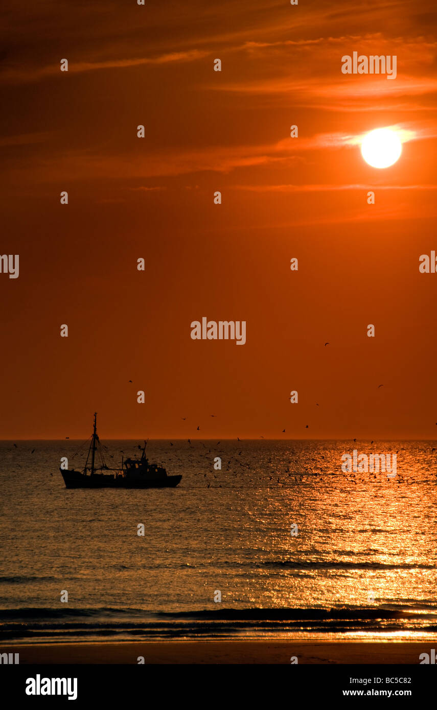 Fishing boat in sunset sea hi-res stock photography and images - Alamy