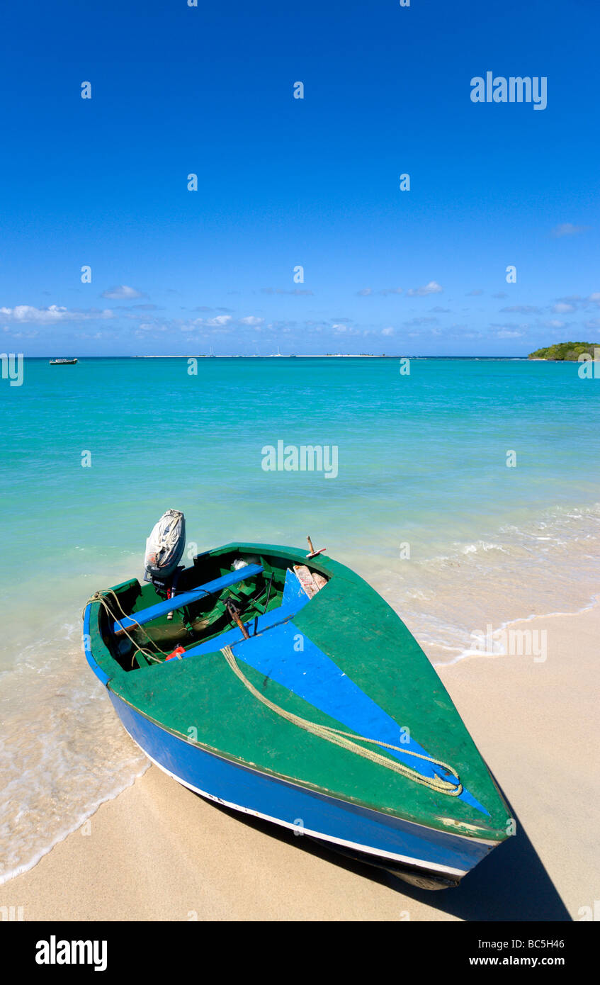 Grenada, Carriacou, Paradise Beach at L'Esterre, Mtorboat on Caribbean ...