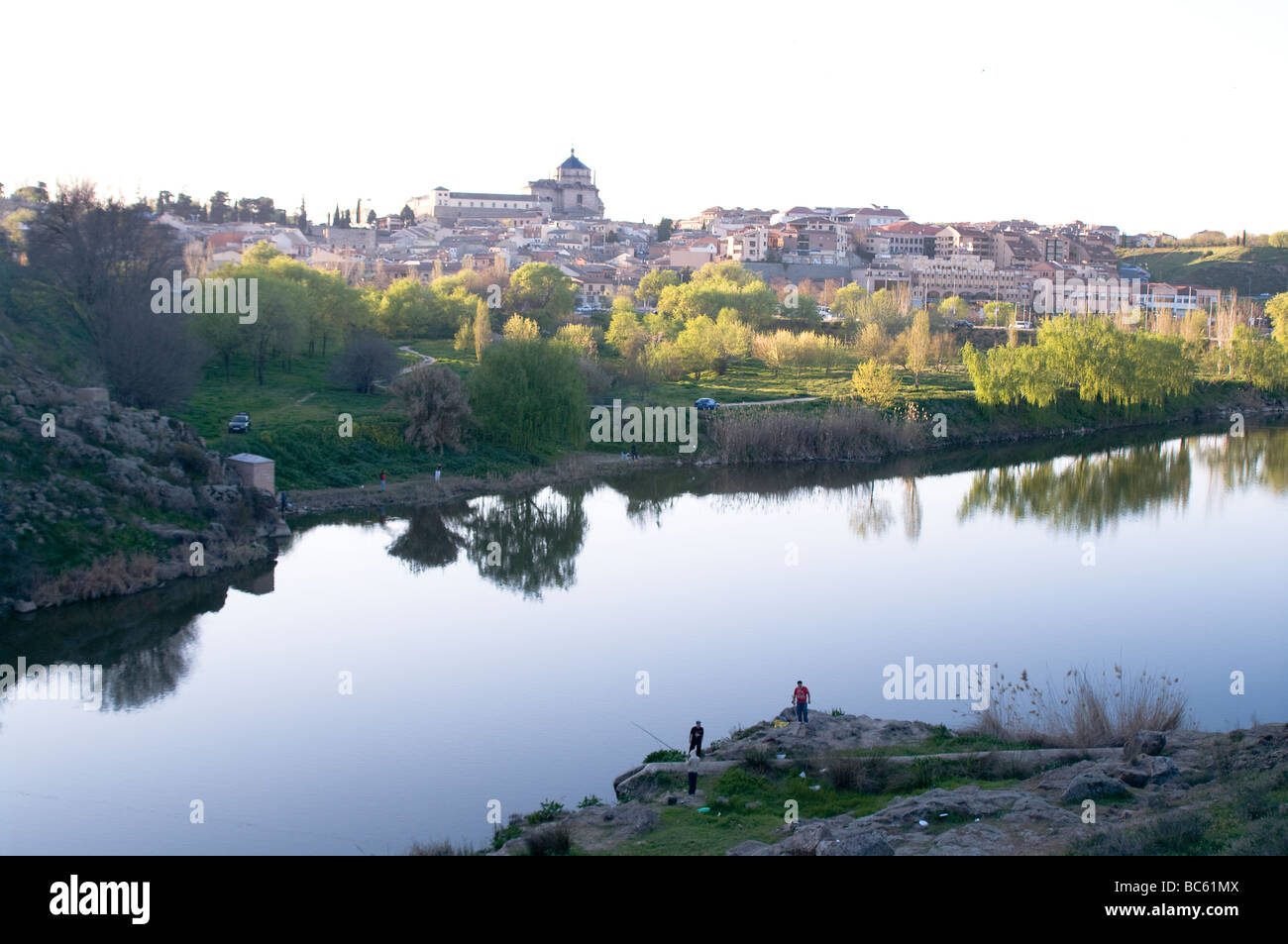 Vista de toledo desde la orilla opuesta del rio Tajo Town view of Toledo on rio Tajo Stock Photo