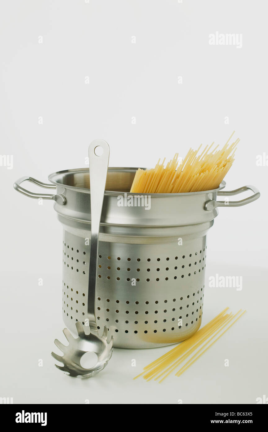 Spaghetti in spaghetti pan, spaghetti server Stock Photo Alamy