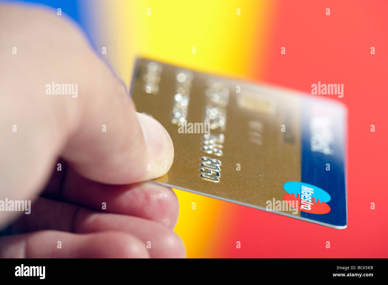 Una carta di credito insieme con nastro adesivo Foto stock - Alamy