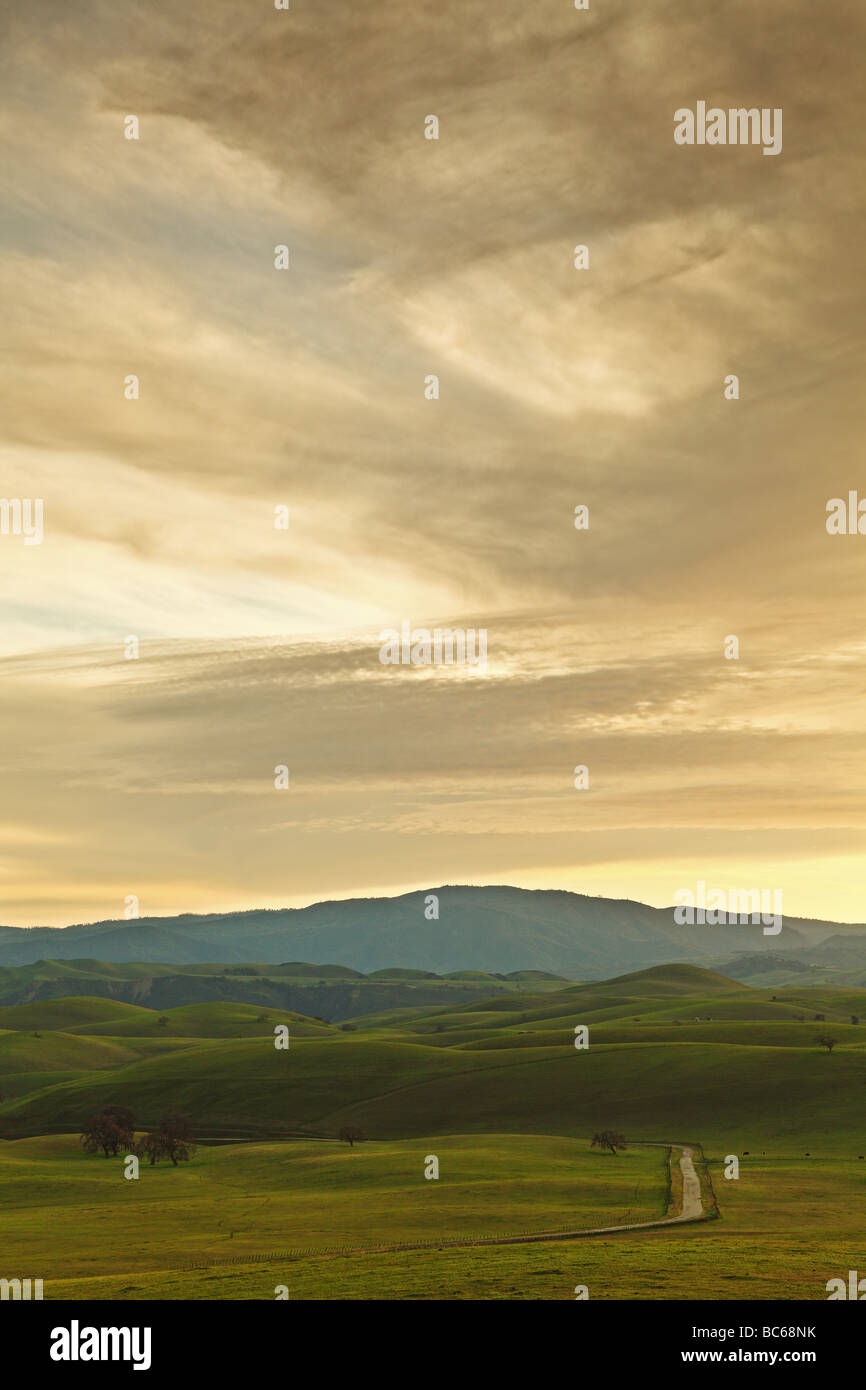 Green rolling hills grass hi-res stock photography and images - Alamy