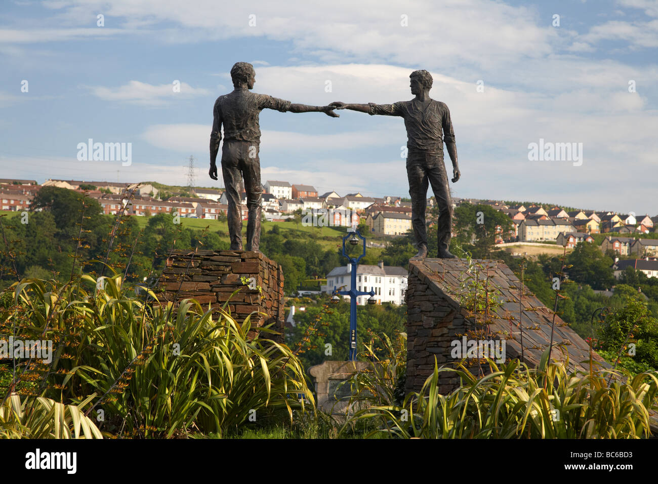 hands across the divide sculpture by maurice harron in derry city county londonderry northern ireland uk Stock Photo