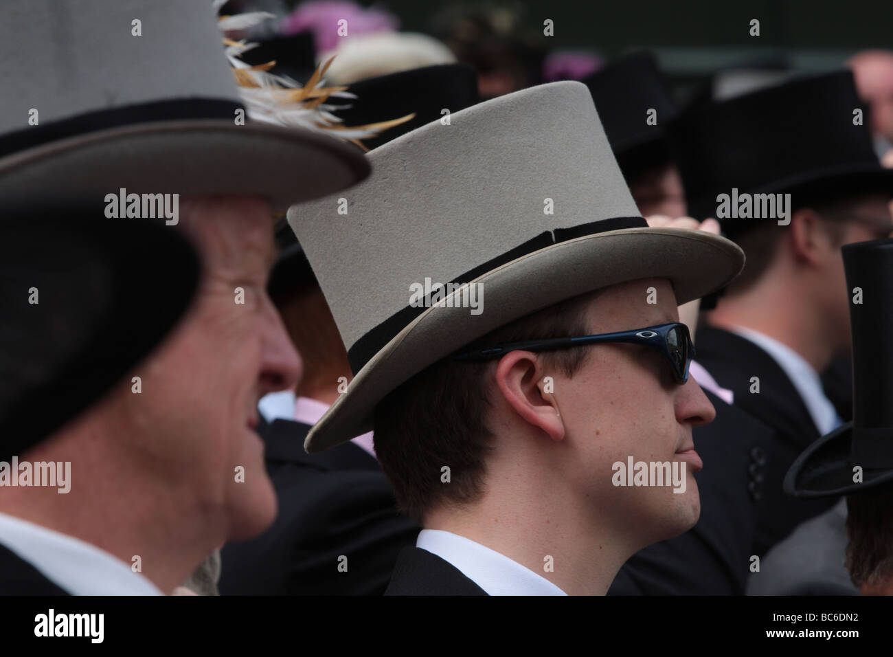 Ladies race day hats hi-res stock photography and images - Alamy