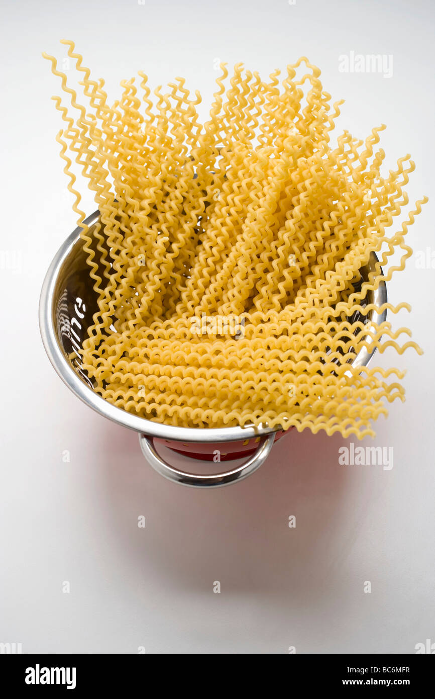 Fusilli lunghi (long pasta spirals) in colander Stock Photo Alamy