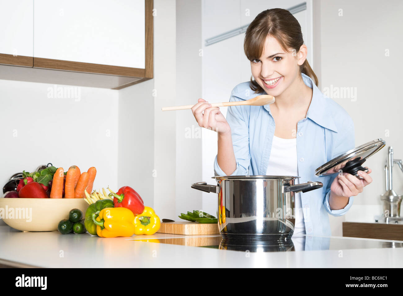 Женщина на кухне. Женщина на кухне. Женщина готовит еду. Женщина готовит. Правильное приготовление пищи.