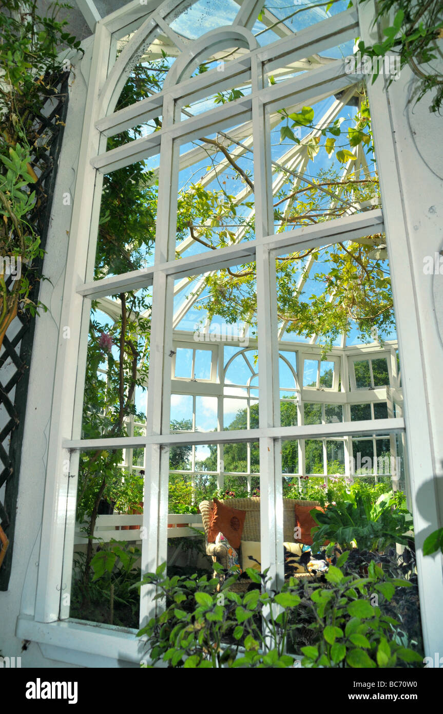 Glass conservatory house hi-res stock photography and images - Alamy