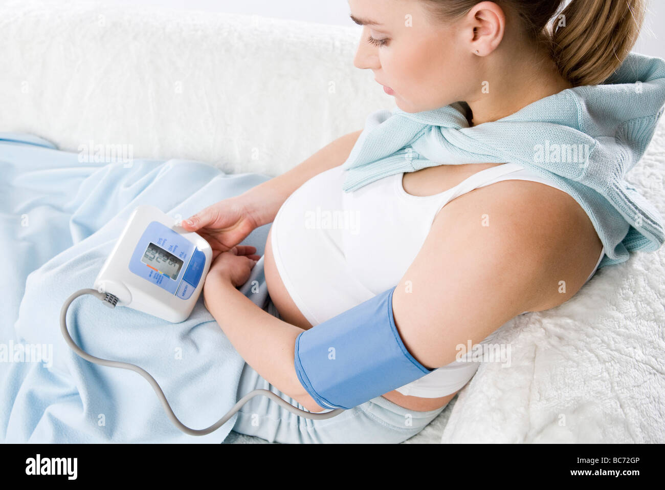 Беременность давление. Измерение давления беременной. Беременность давление. Артериальная гипертензия у беременных. Пониженное давление при беременности.