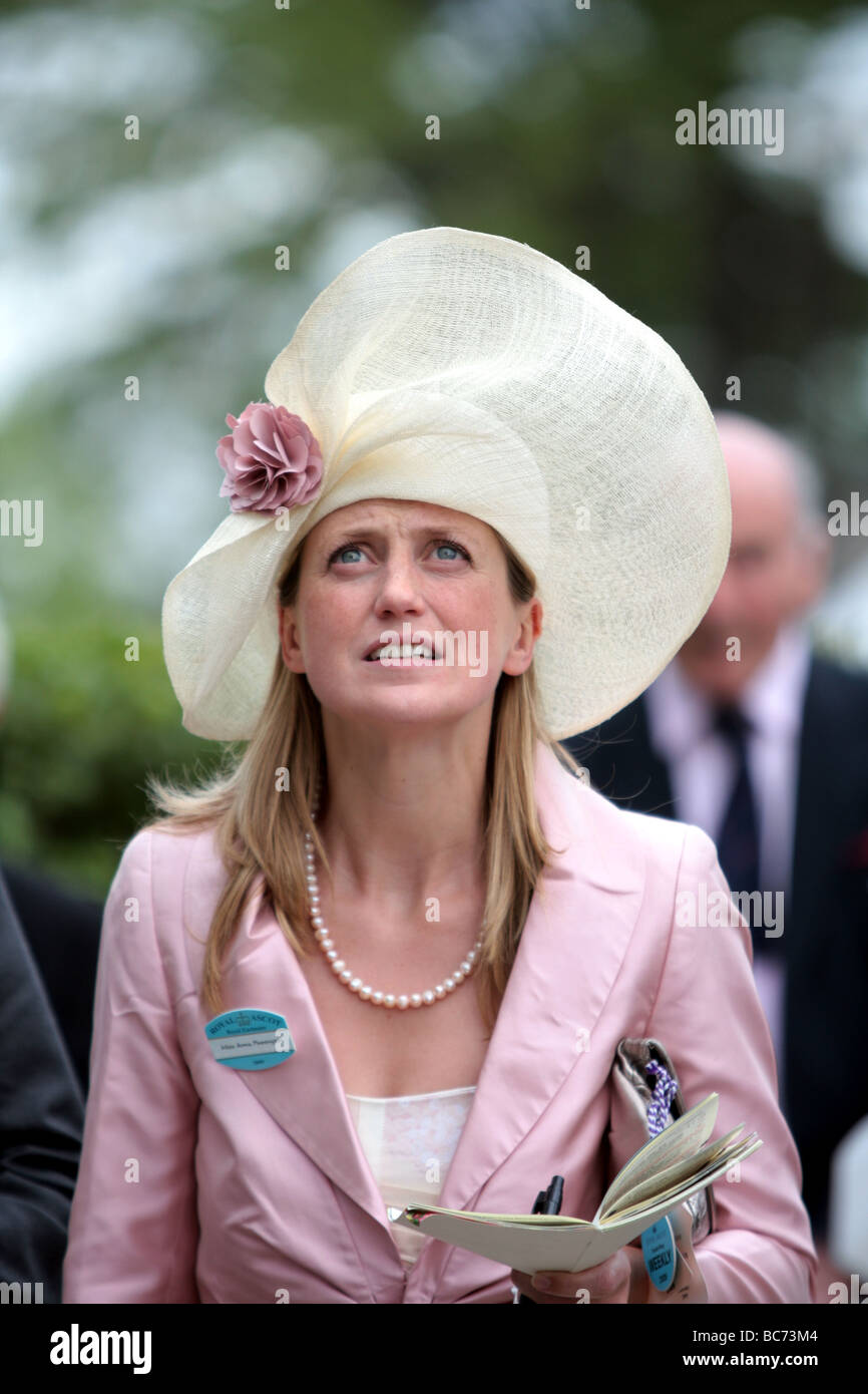 Racing ladies day fashion hi-res stock photography and images - Alamy