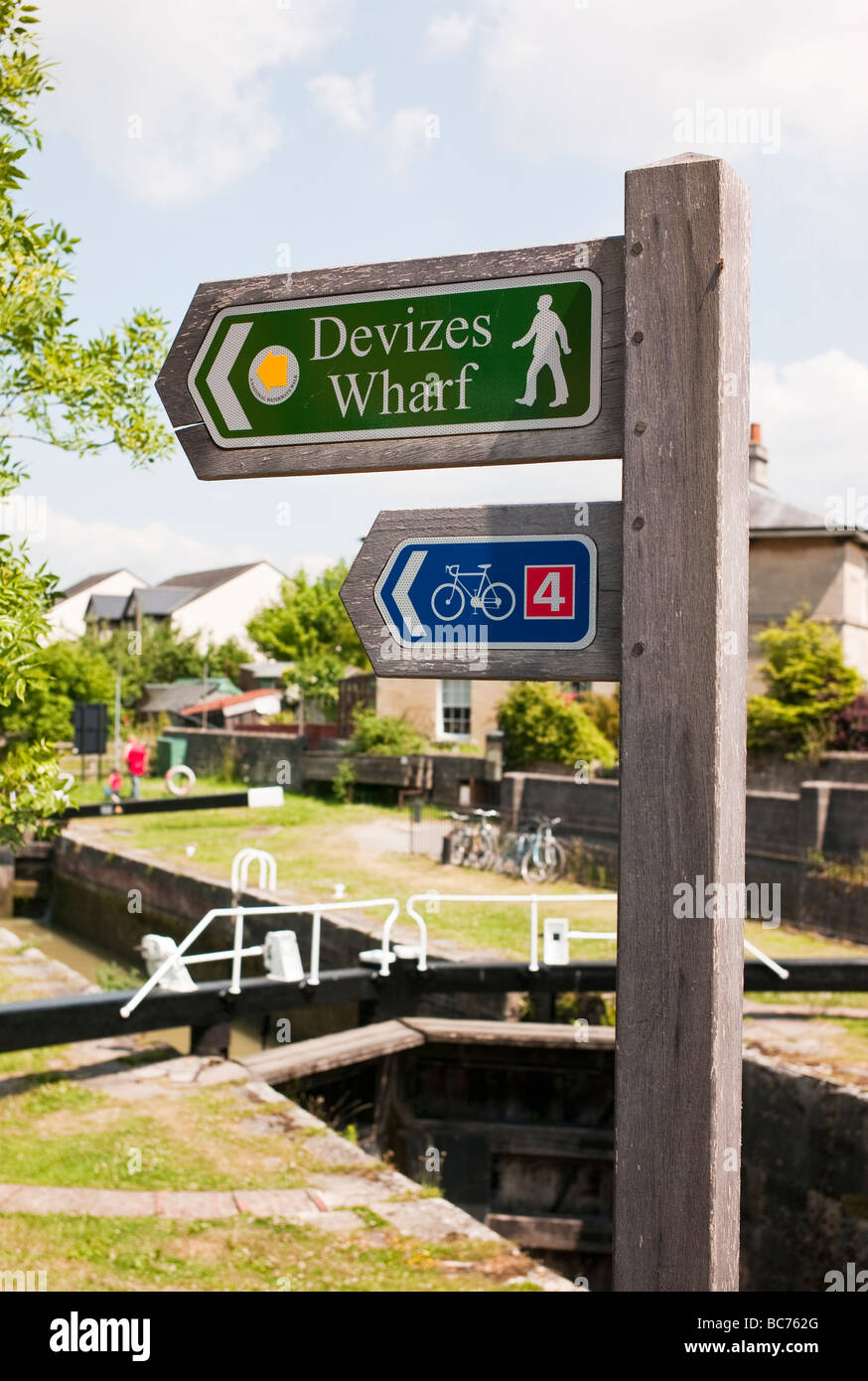 Signpost in Devizes along the National Waterways walk to the canal wharf Stock Photo