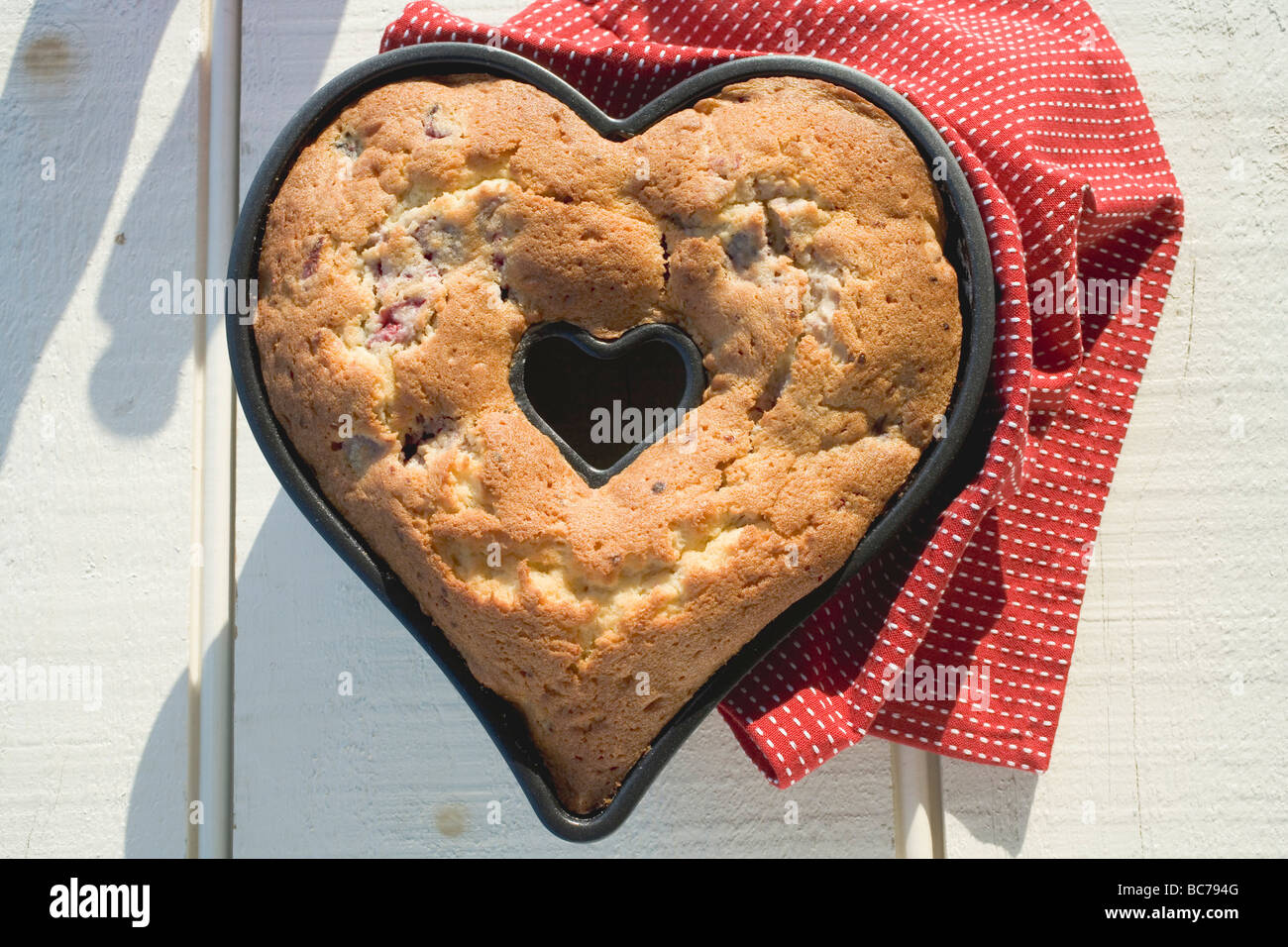 Heart-shaped cake in the baking tin (overhead view Stock Photo - Alamy