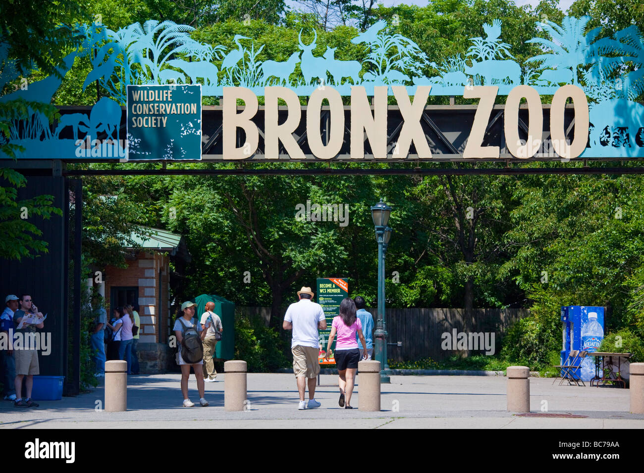 The bronx zoo entrance hi-res stock photography and images - Alamy