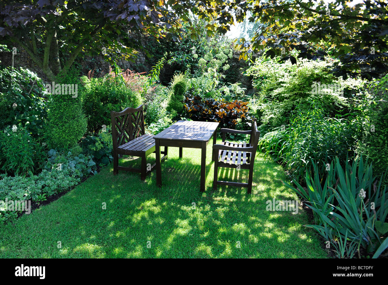 Table and chairs in a landscaped English Garden in Stoberry Park, Somerset, UK Stock Photo