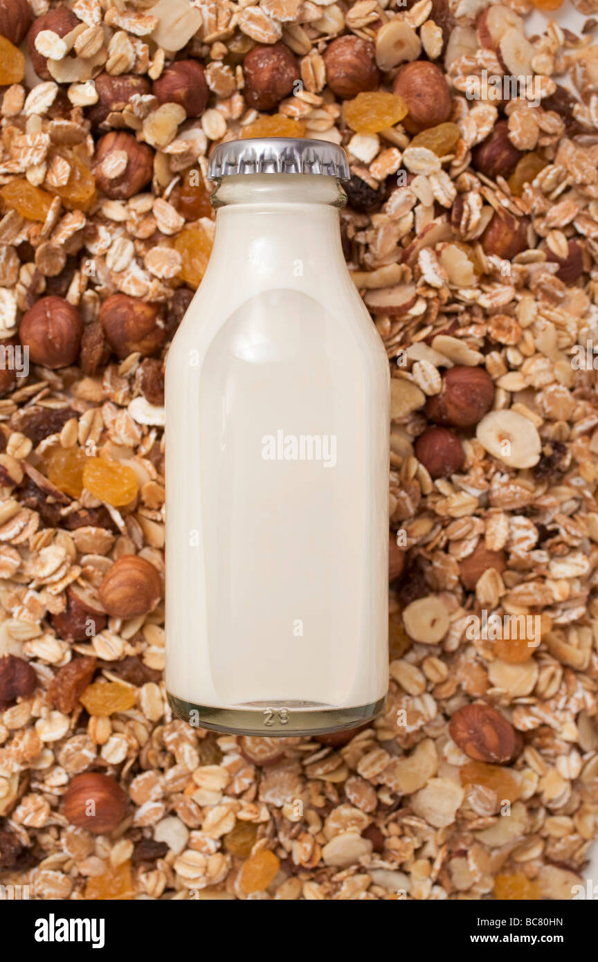 Cereal and bottle of milk (closeup Stock Photo Alamy