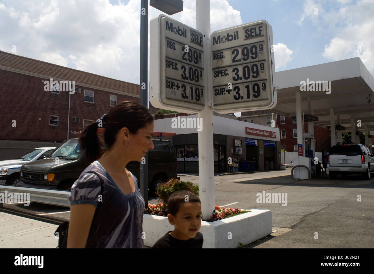 Mobil Gas Station High Resolution Stock Photography and Images Alamy