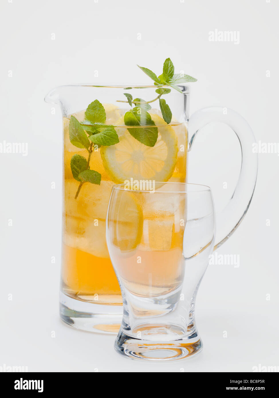 https://c8.alamy.com/comp/BC8P5R/iced-tea-with-lemon-slices-and-fresh-mint-in-glass-jug-BC8P5R.jpg