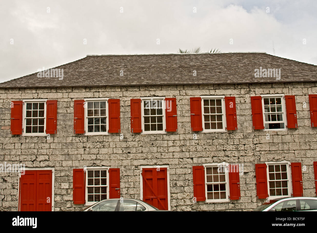 House with red shutters hi-res stock photography and images - Alamy
