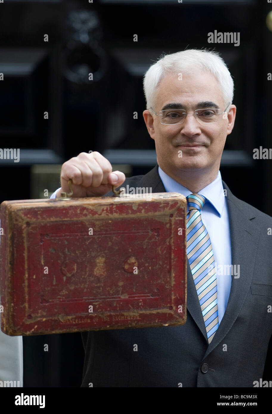 Chancellor  Alistair Darling on the doorstep of 11 Downing Street holding the Budget Box Stock Photo