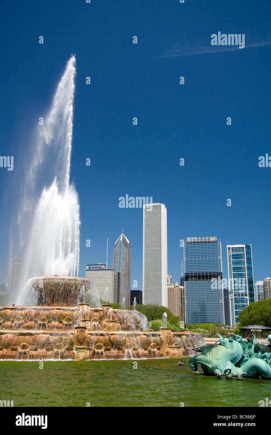 Buckingham Fountain located in Grant Park Chicago Illinois USA Stock ...