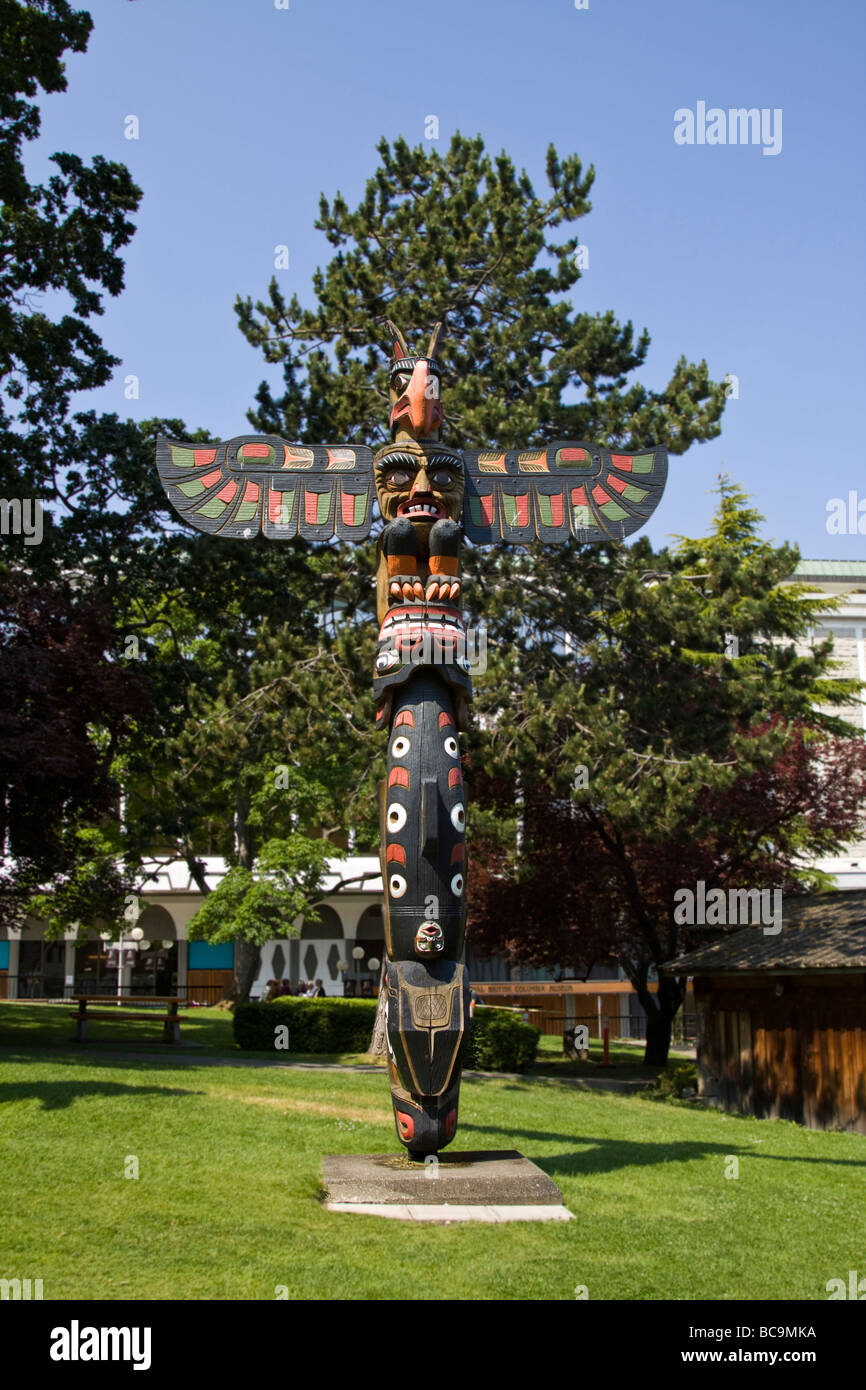 Totem Pole in Thunderbird Park in Victoria Vancouver Island Kanada  Stock Photo