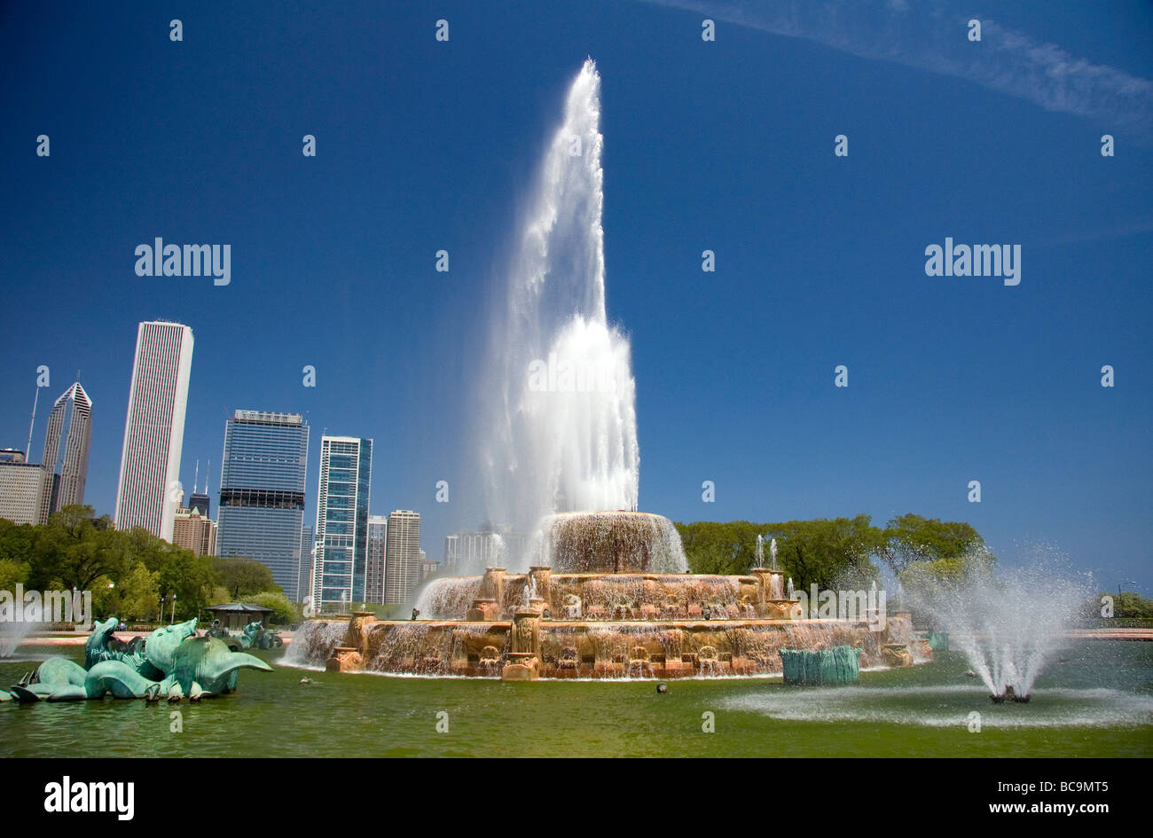 Buckingham Fountain located in Grant Park Chicago Illinois USA Stock ...