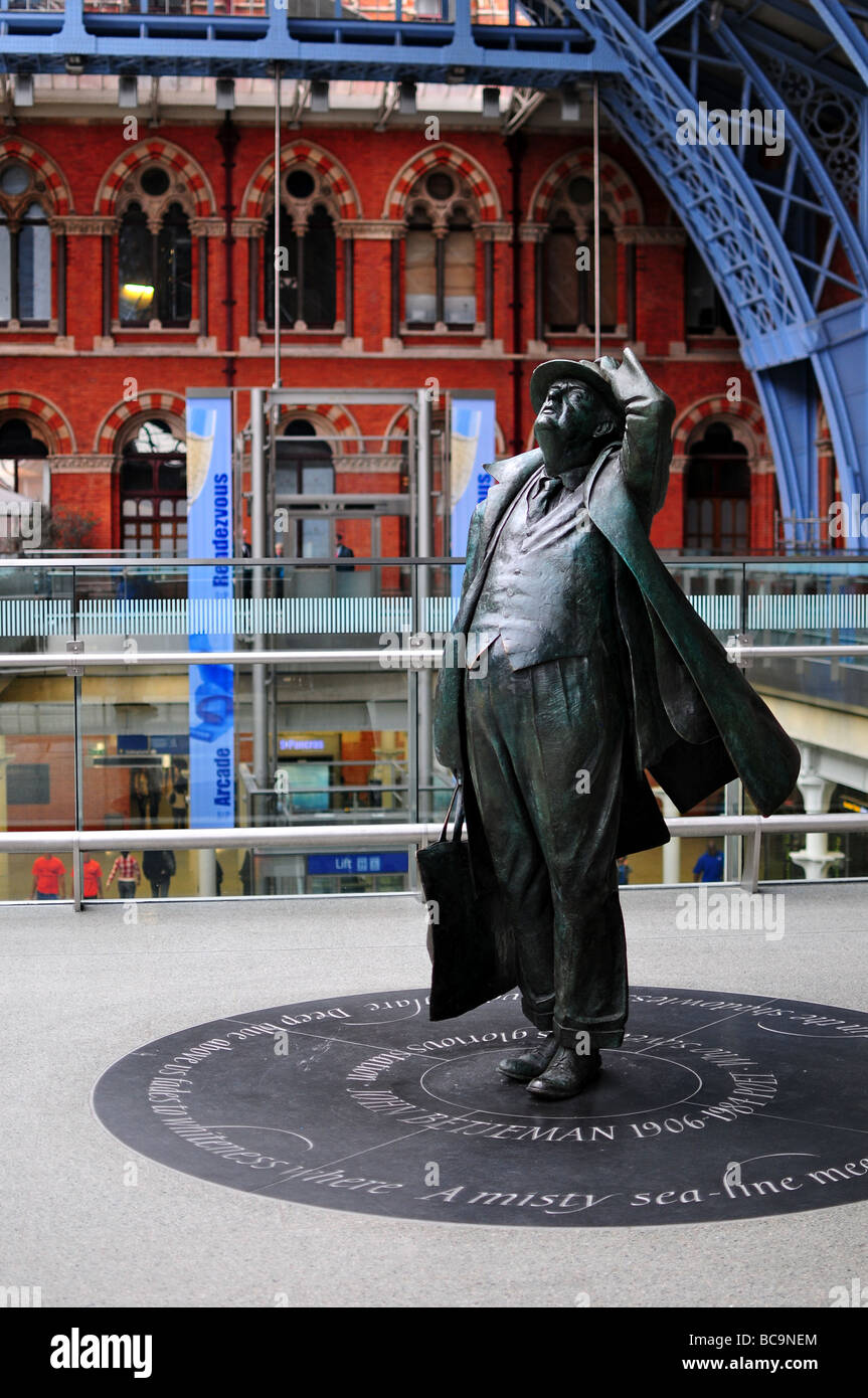 Statue of Sir John Betjeman St. Pancras Station, London, England Stock Photo