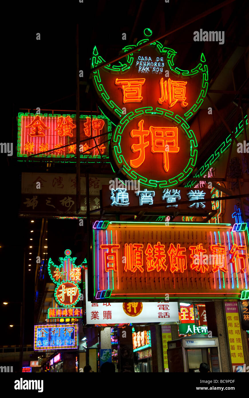 neon-street-signs-in-chinese-advertising-restaurants-and-shops-in-macau