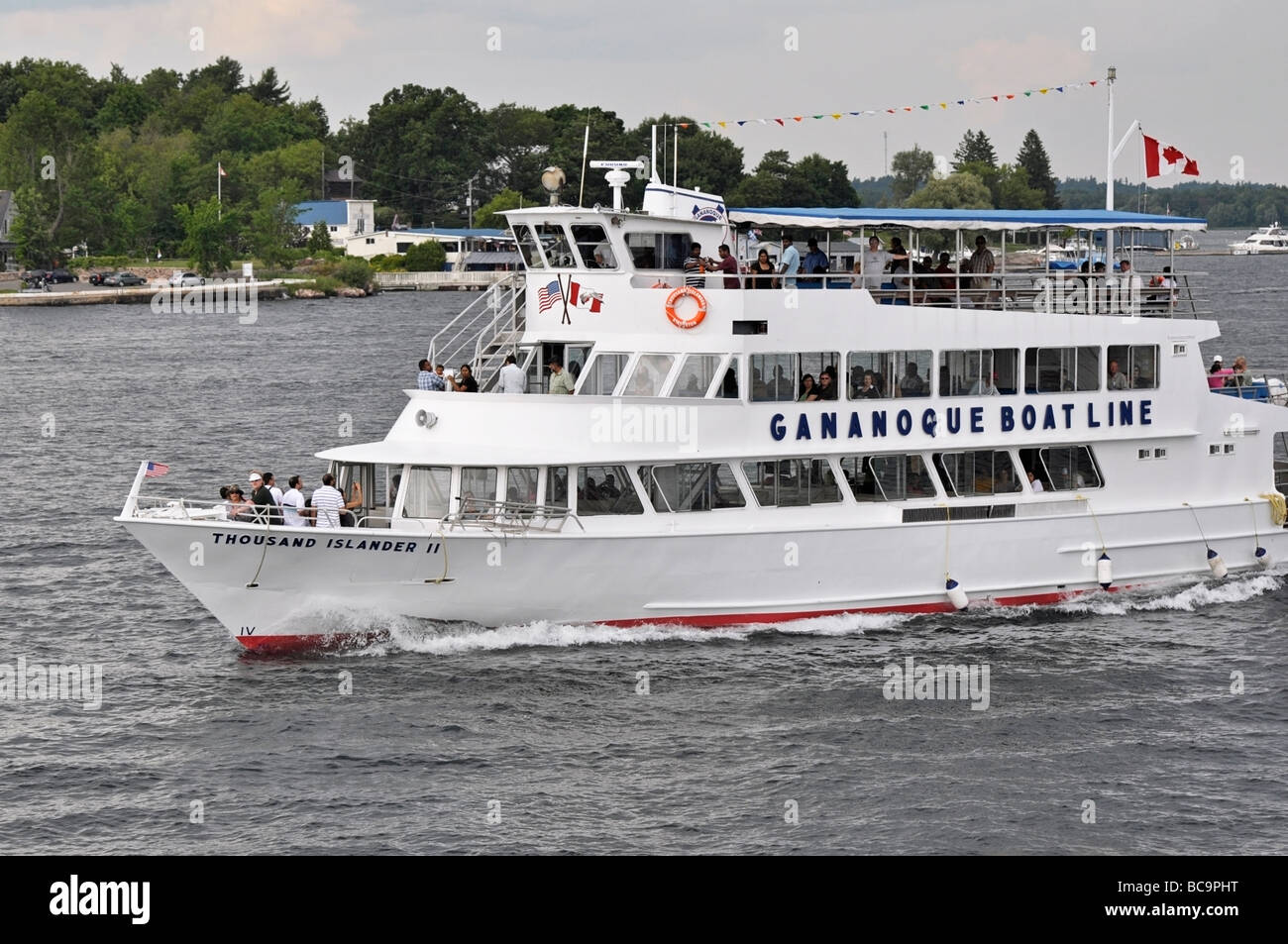 Boat with tourists cruising the famous 1000 islands, (Gananoque) Ontario, Canada Stock Photo