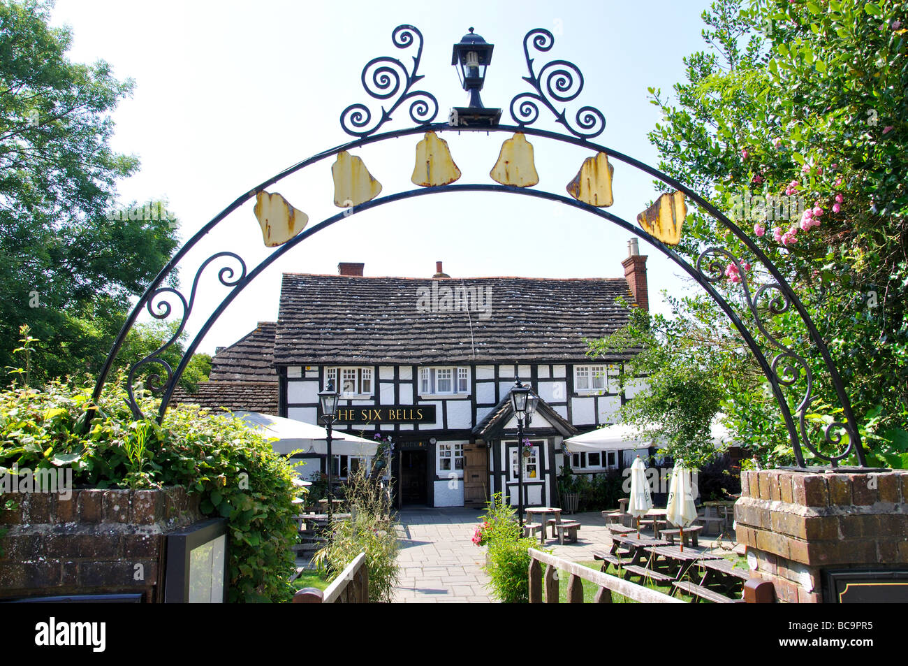 16th century The Six Bells Pub, High Street, Billingshurst, West Sussex, England, United Kingdom Stock Photo