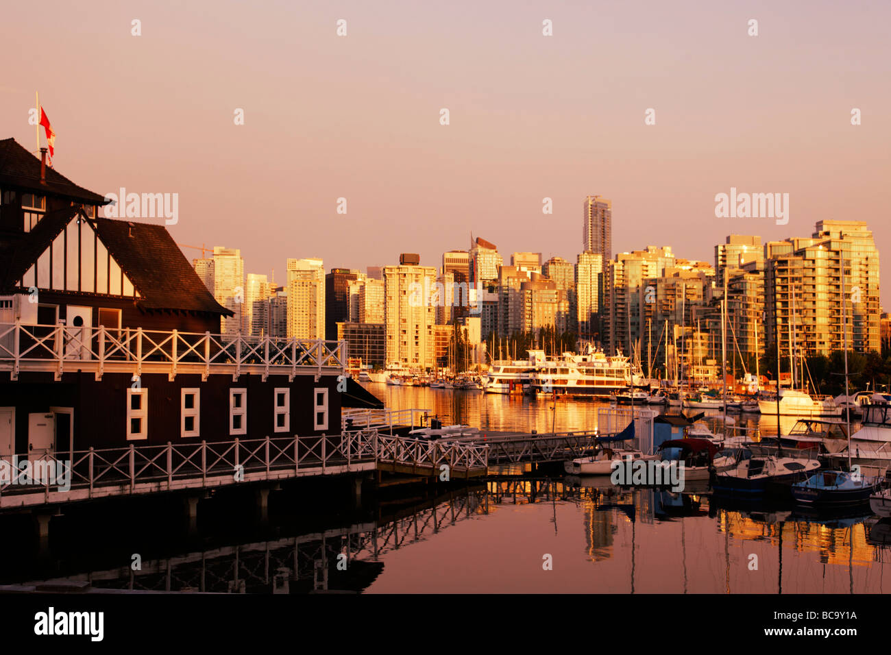 Vancouver skyline canada sunset hi-res stock photography and images - Alamy