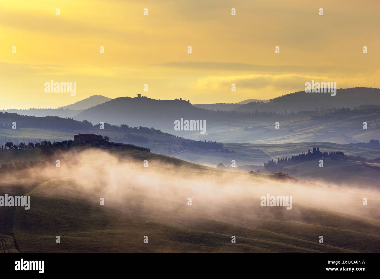 Mist in the Val d Orcia Tuscany at dawn Stock Photo