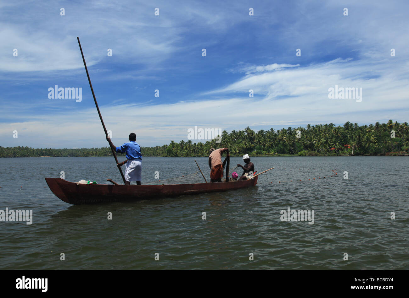 https://c8.alamy.com/comp/BCBDY4/wooden-canoe-and-fishermen-in-lake-ponnumthuruthu-island-kerala-india-BCBDY4.jpg