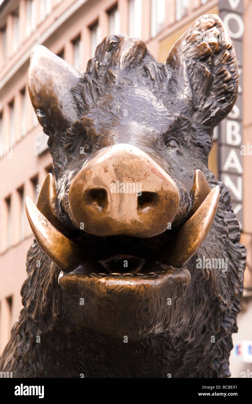 Martin Meyer's 'Sitzendender Keiler' (Sitting Boar) sculpture outside of the German Hunting and Fishing Museum in Munich. Stock Photo