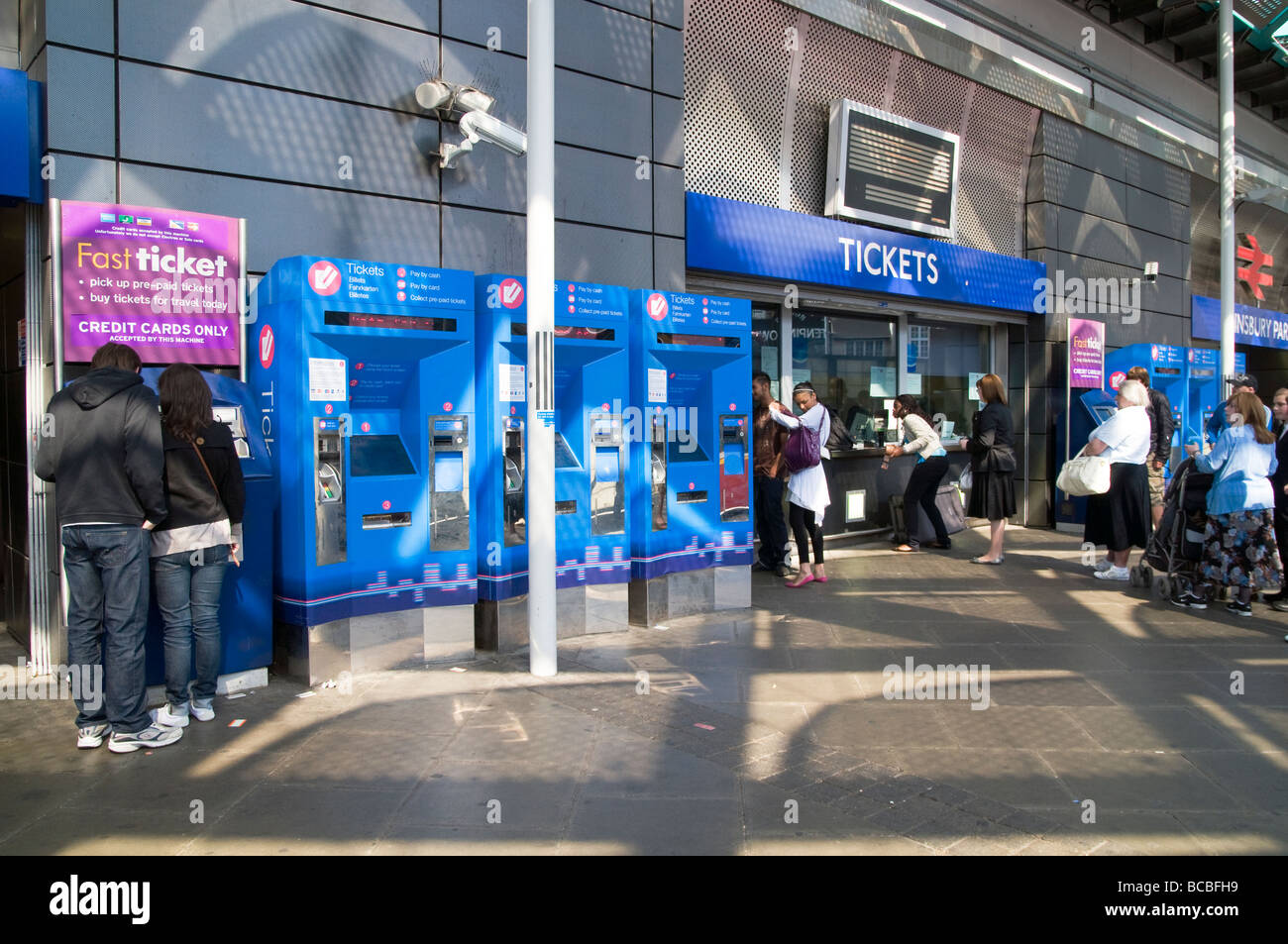 UK.COMMUTERS BUYING TICKETS AT FINSBURY PARK STATION,LONDON Photo Julio Etchart Stock Photo
