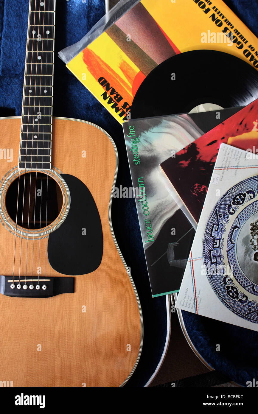 ACOUSTIC GUITAR AND VINYL RECORDS B Stock Photo Alamy