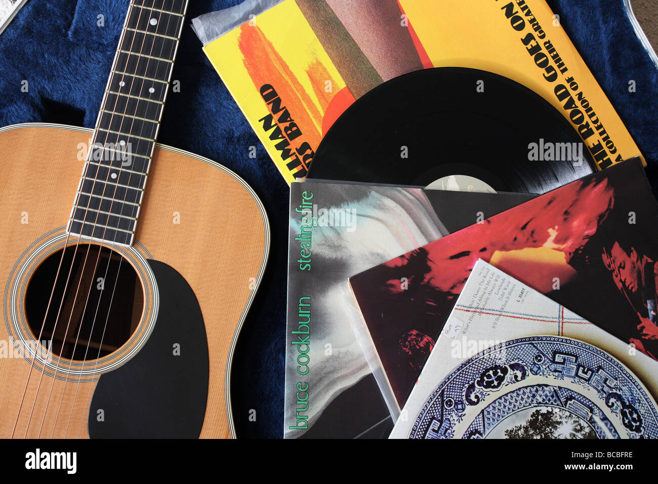 ACOUSTIC GUITAR AND VINYL RECORDS B Stock Photo Alamy