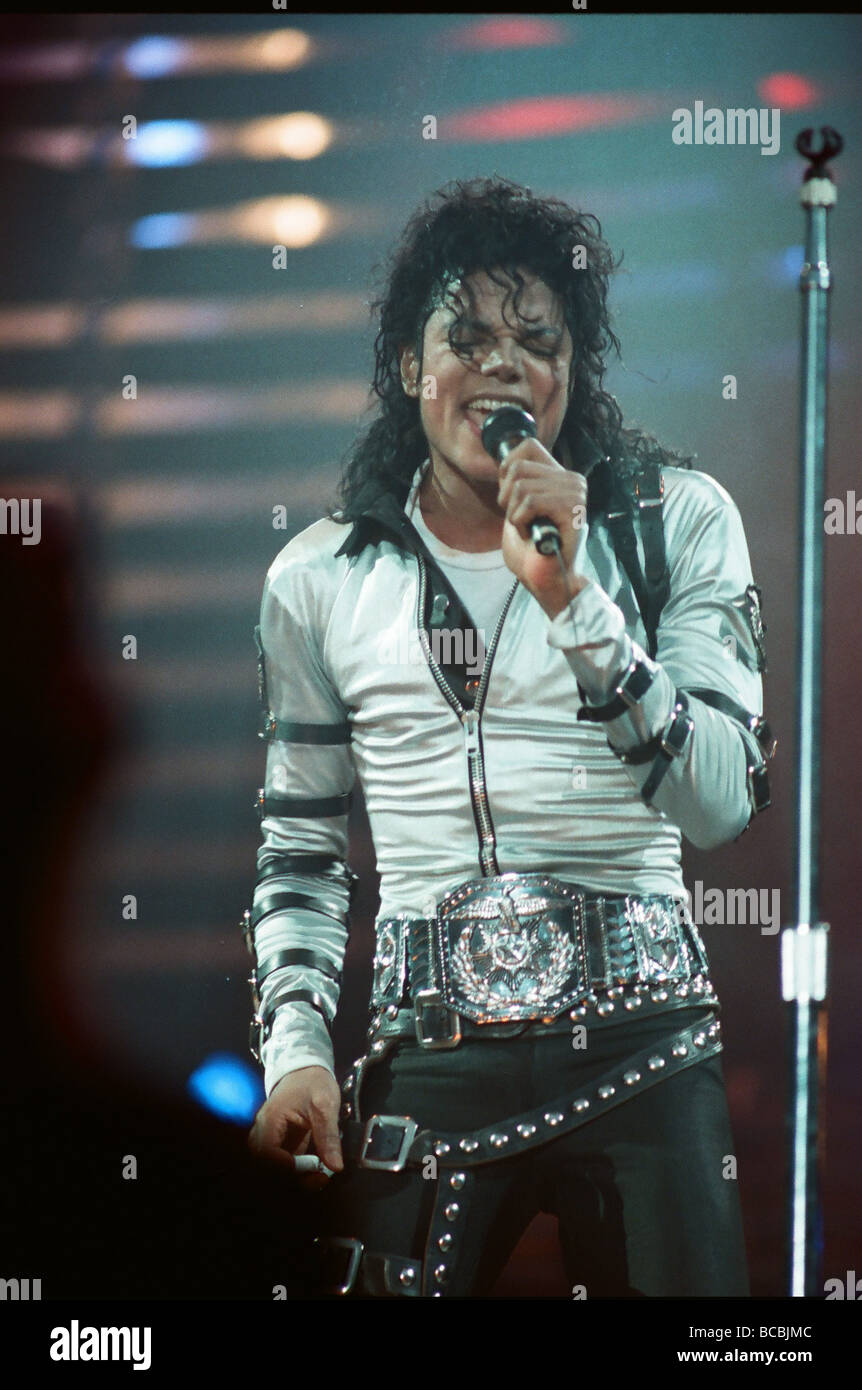 Rare photo of Michael Jackson performing without his glove  Michael jackson  bad era, Photos of michael jackson, Michael jackson