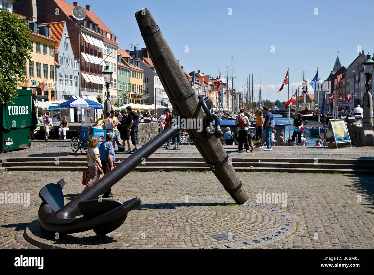 Anzai lys s træner The big Anchor in Nyhavn, Copenhagen, commemorating the danish sailors who  died during World War II Stock Photo - Alamy