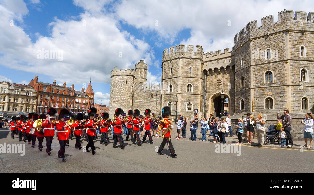 Windsor Castle.  Grenadier Guards outside Henry V111 Gate  and entrance through to Saint Georges Chapel Stock Photo