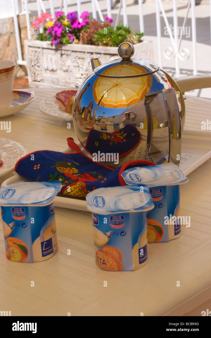 Silver teapot hi-res stock photography and images - Alamy