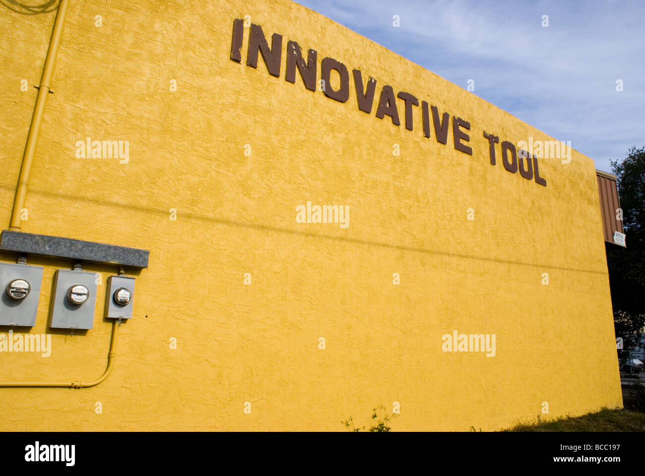 Industrial unit in Cocoa, Florida, with 'Innovative Tool' sign Stock Photo