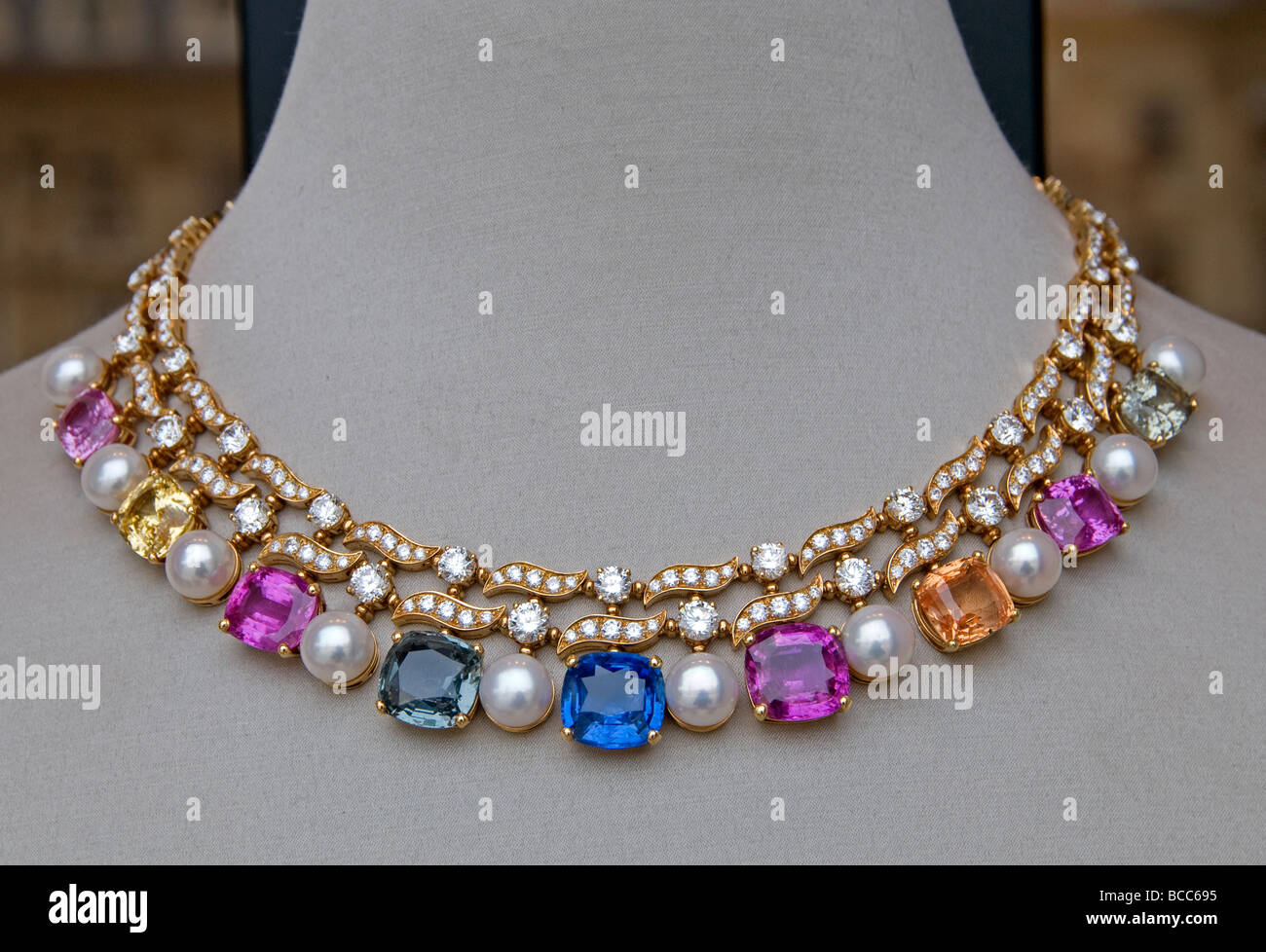Bvlgari Bulgari Place Vendome Paris Jewel Jeweler chain Stock Photo - Alamy