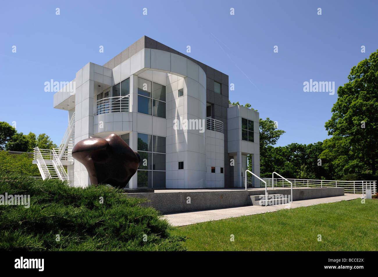 ARCHITECTURE second addition to the Des Moines Iowa Art Center with Henry Moore sculpture on northeast corner of entry terrace Stock Photo