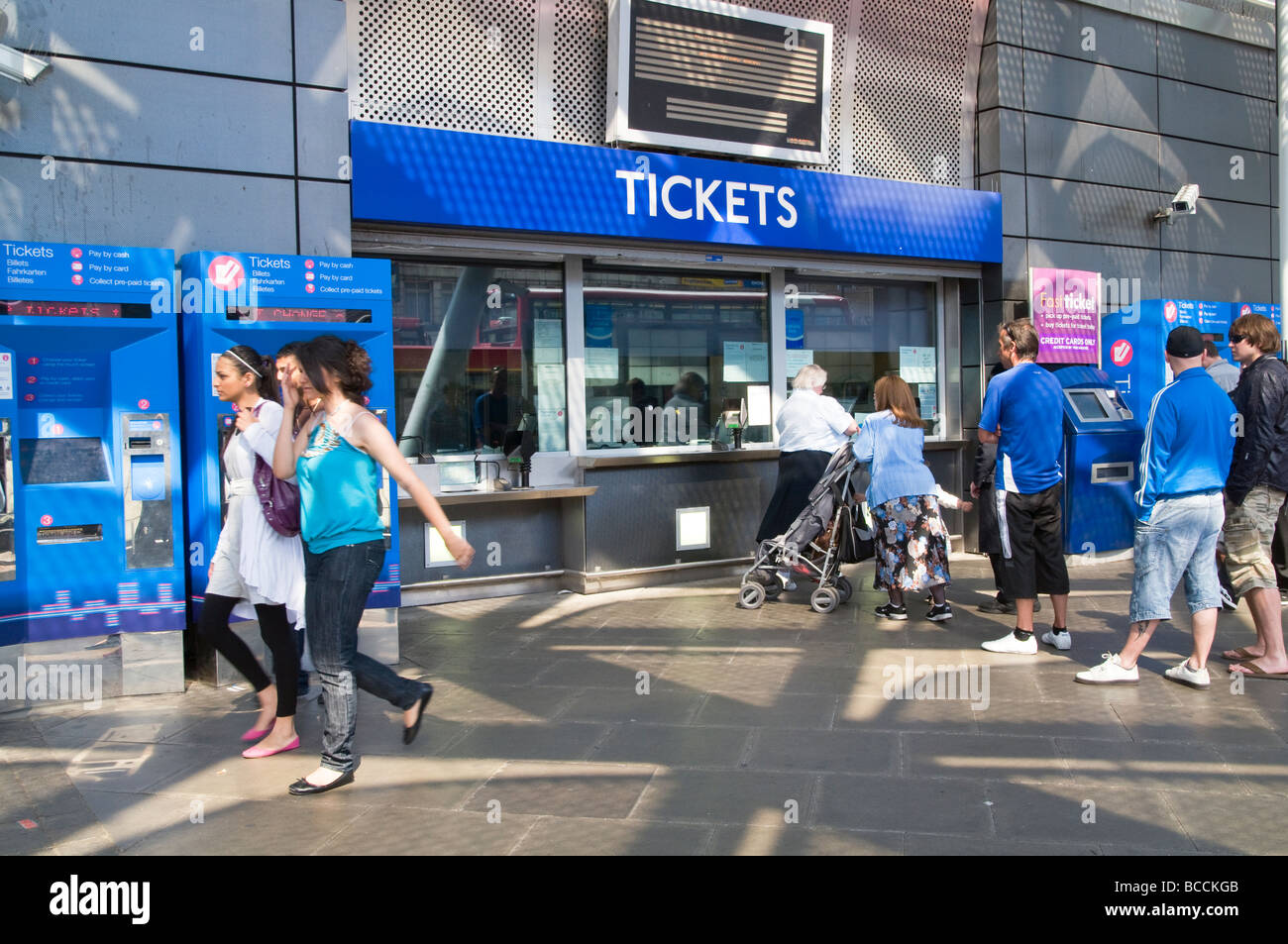 UK.COMMUTERS BUYING TICKETS AT FINSBURY PARK STATION,LONDON Photo Julio Etchart Stock Photo