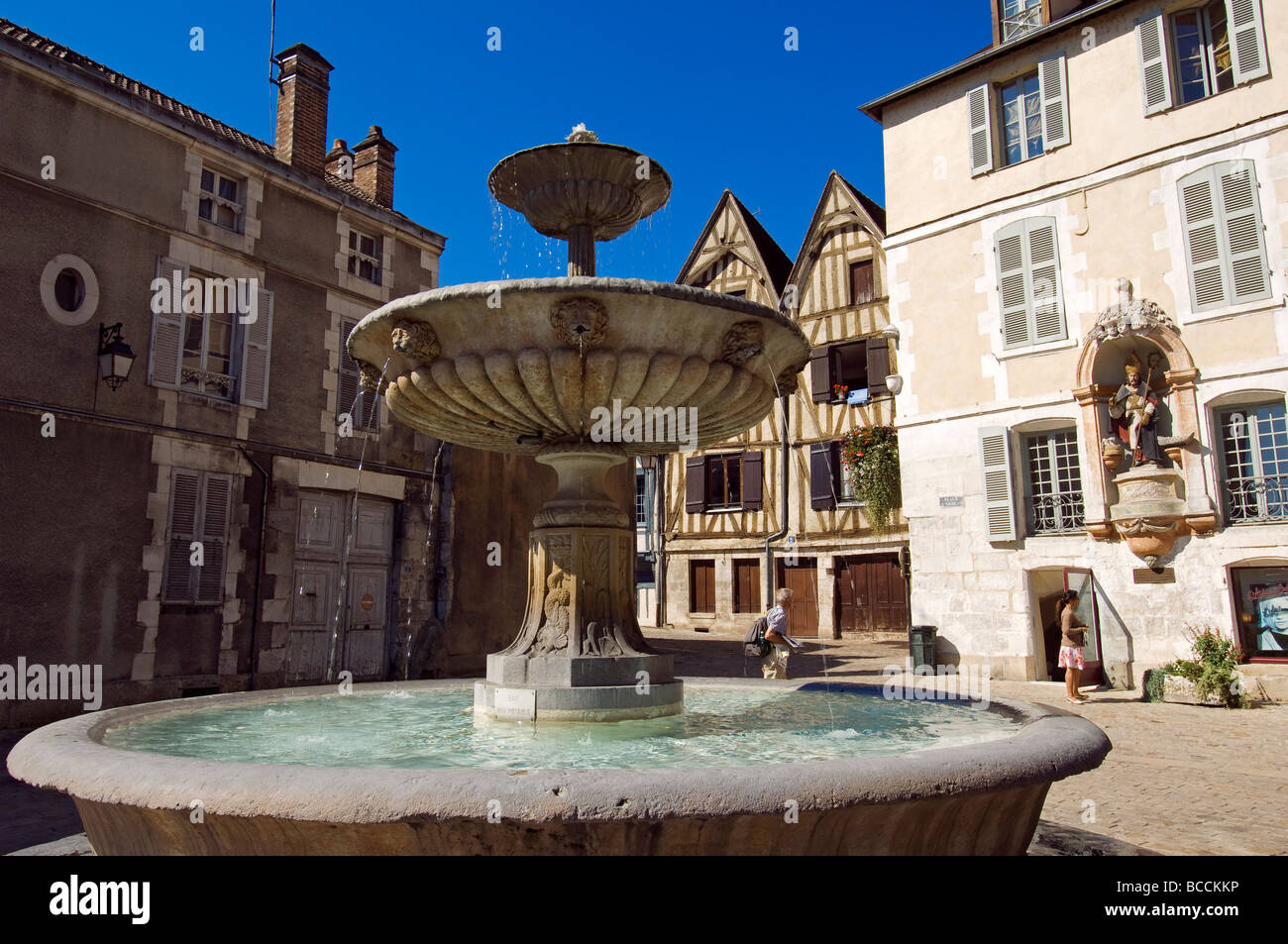 France, Yonne, Auxerre, quartier de la Marine, place Saint Nicolas ...