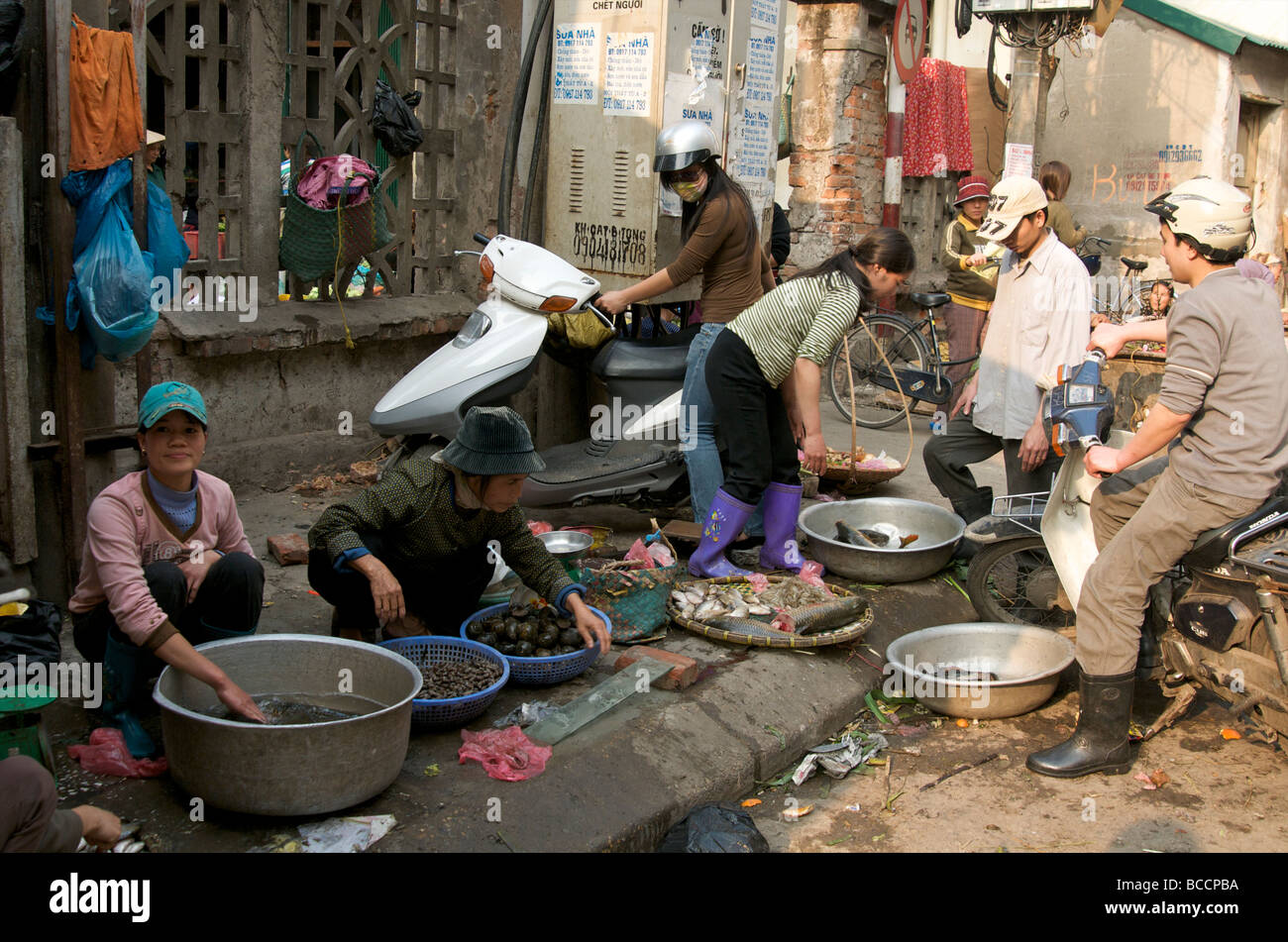 A pavement market stall selling water chestnuts & live catfish in Hanoi's Old Quarter Stock Photo