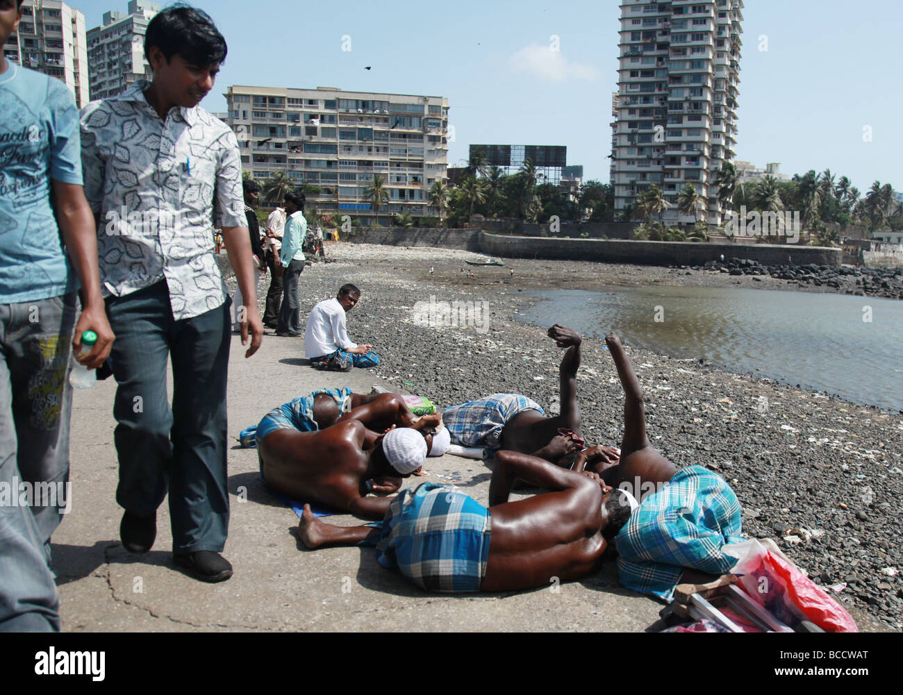 beggars-on-the-walkway-to-haji-ali-mosque-mumbai-india-BCCWAT.jpg
