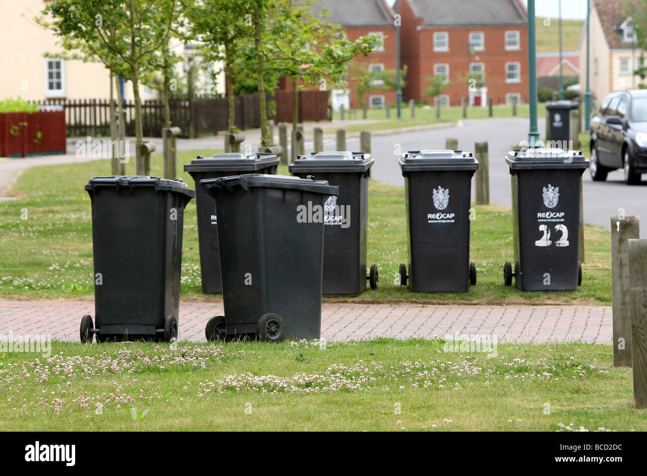 WHEELIE BINS OUTSIDE HOMES ON THE STREET Stock Photo - Alamy