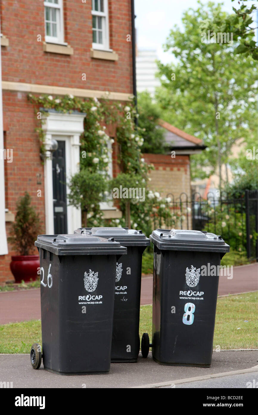 Wheelie bins outside homes hi-res stock photography and images - Alamy