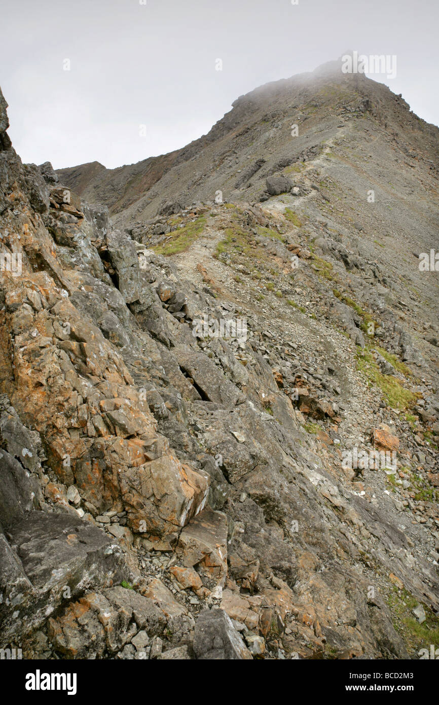 Ridge footpath leading from Am Basteir to the summit of Bruach na Frithe (958m / 3142ft), Cuillin mountains, Isle of Skye. Stock Photo